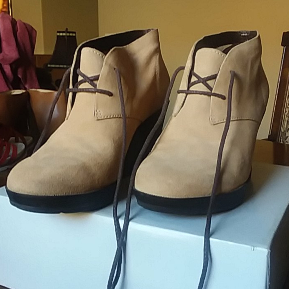 Cole Haan Women Sz 10 Light Tan Suede Wedges